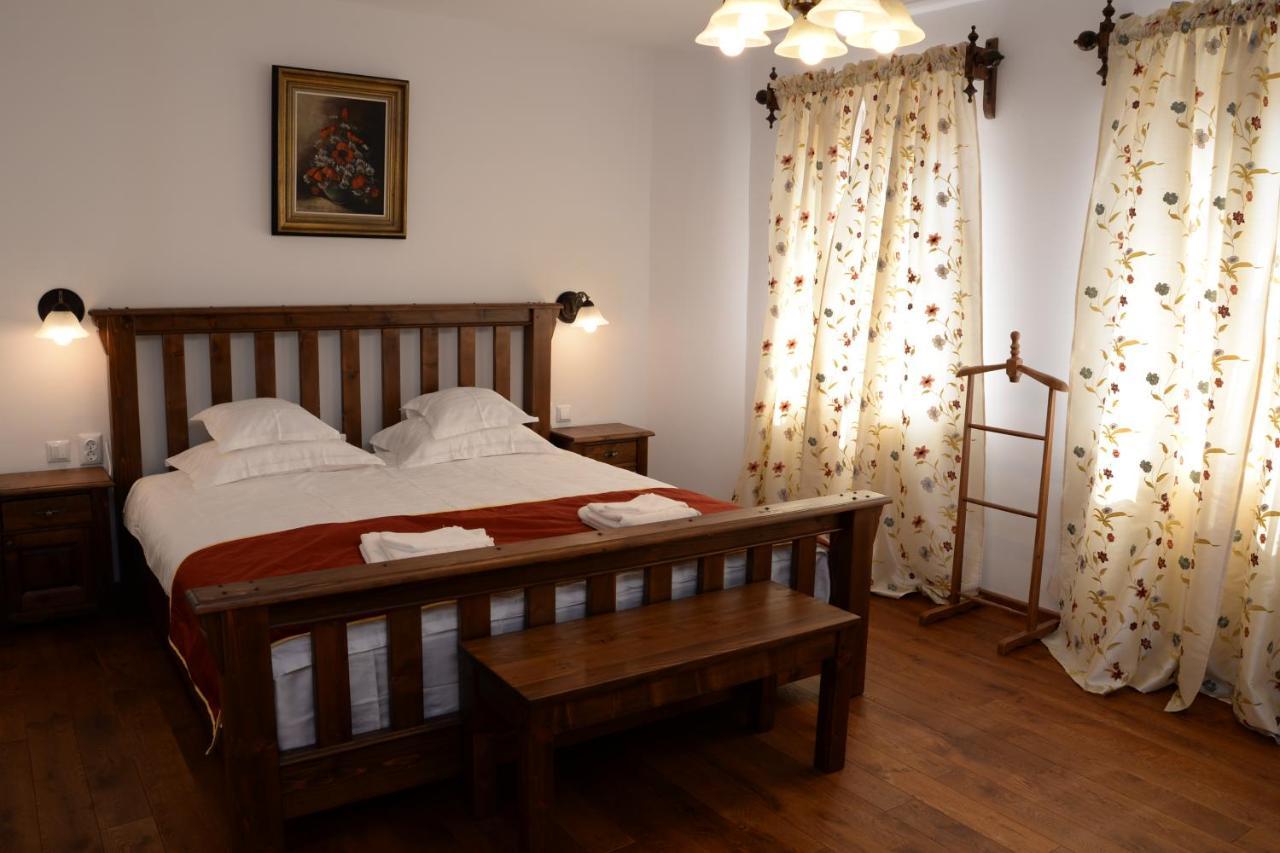 Отель Carolina House Сигишоара Экстерьер фото