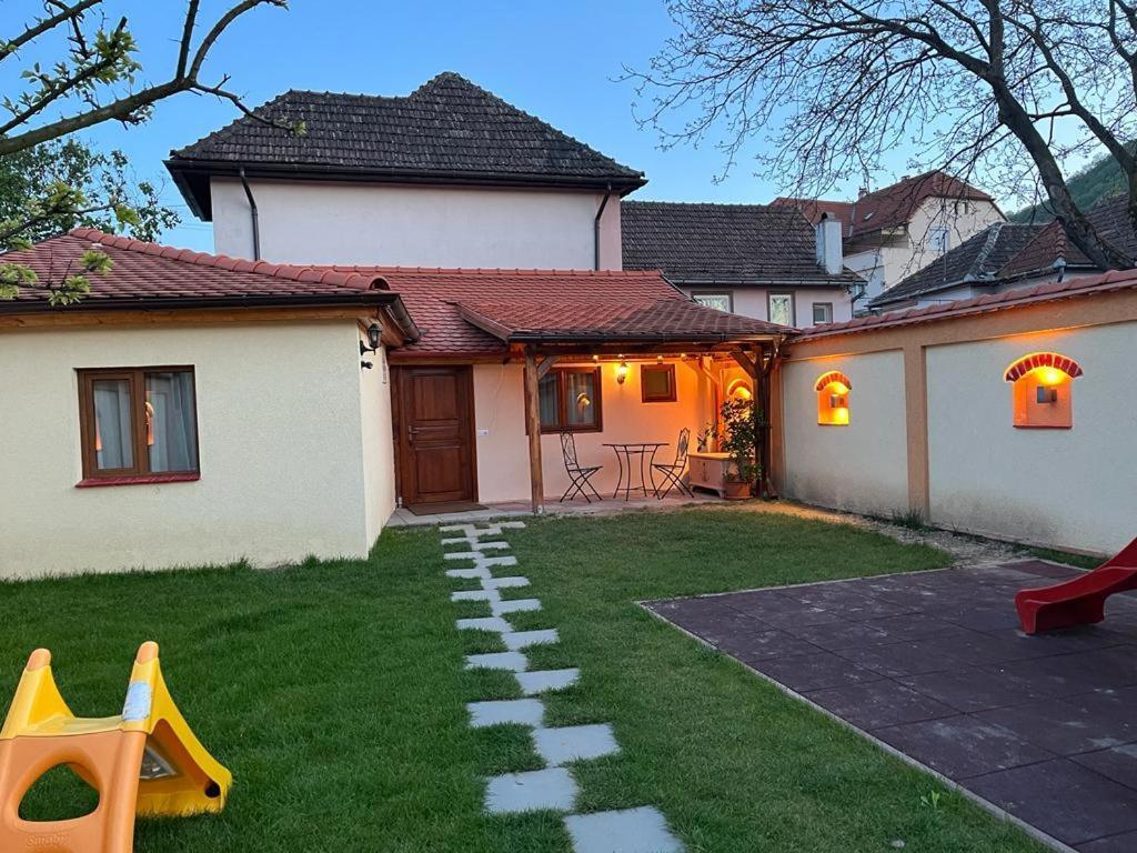 Отель Carolina House Сигишоара Экстерьер фото