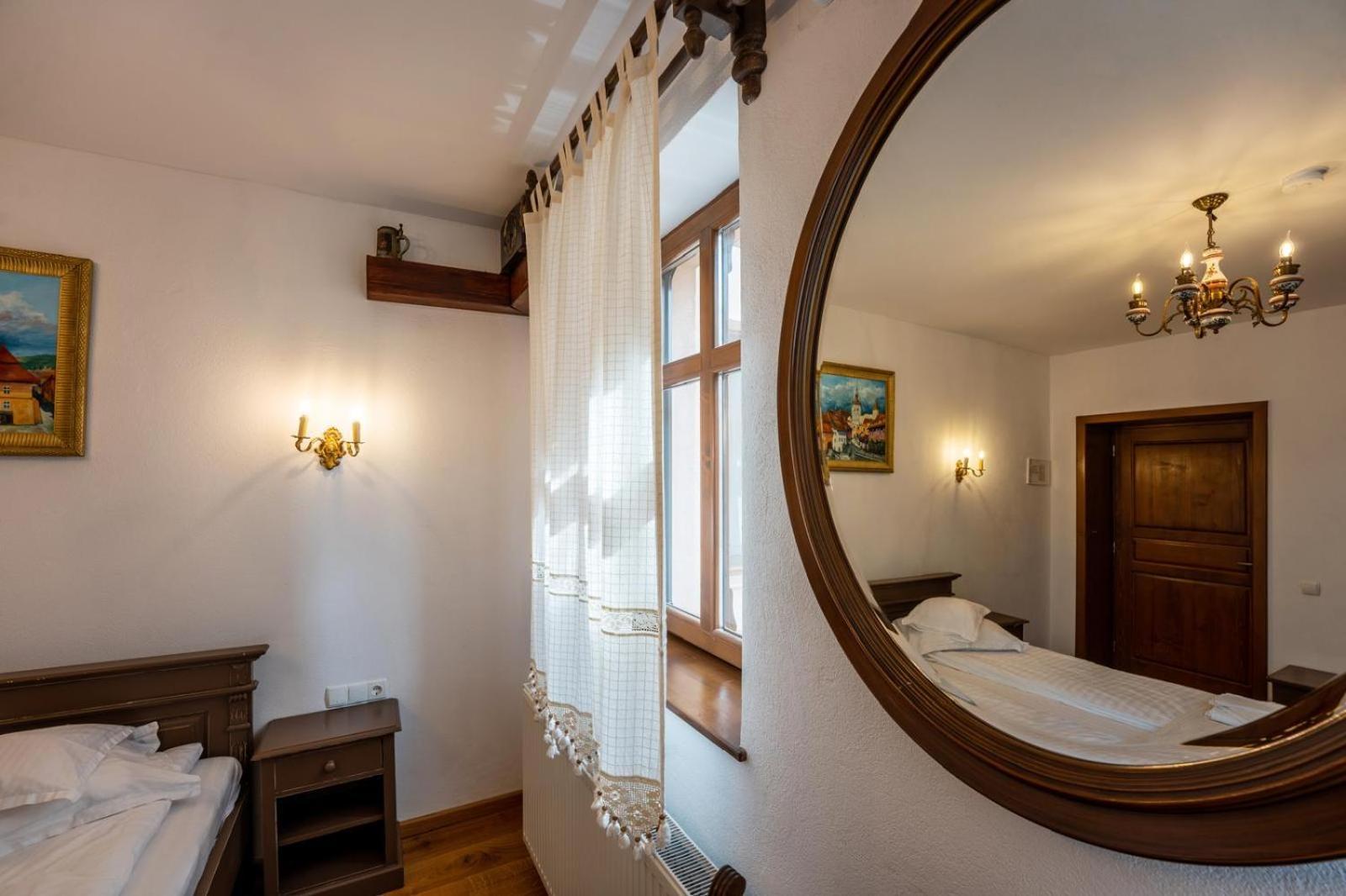 Отель Carolina House Сигишоара Экстерьер фото
