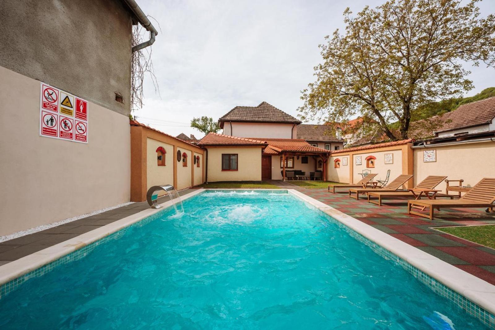 Отель Carolina House Сигишоара Экстерьер фото