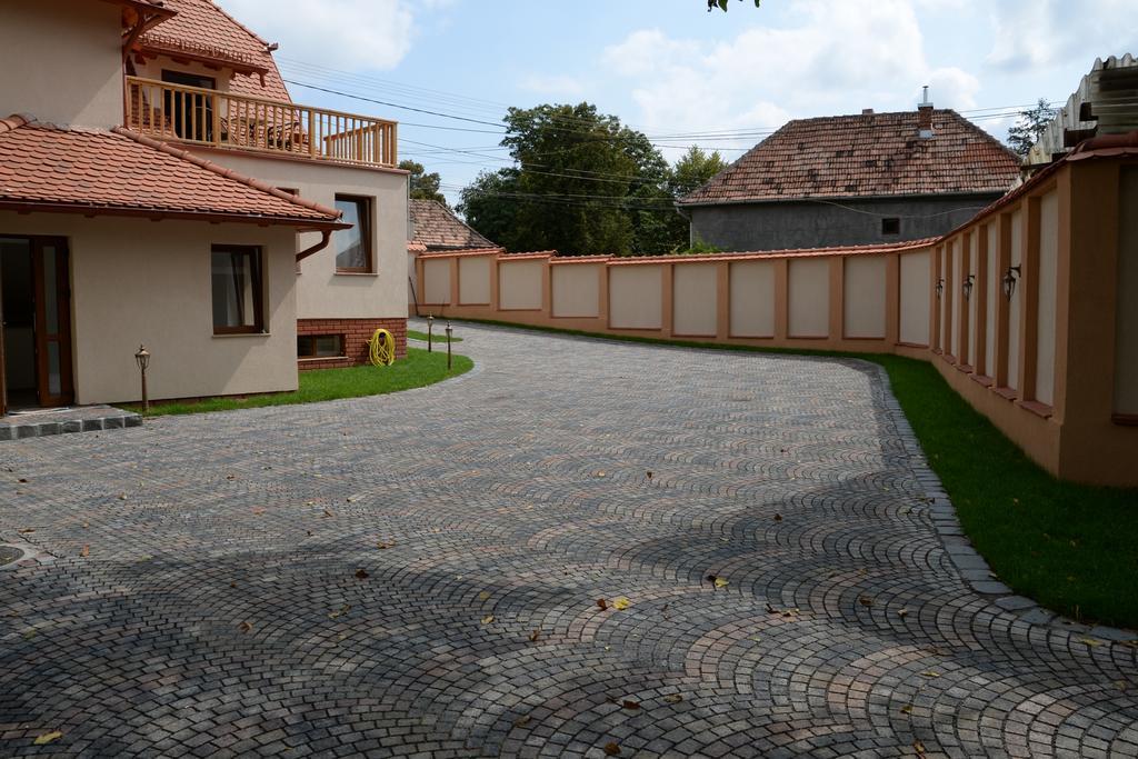 Отель Carolina House Сигишоара Экстерьер фото