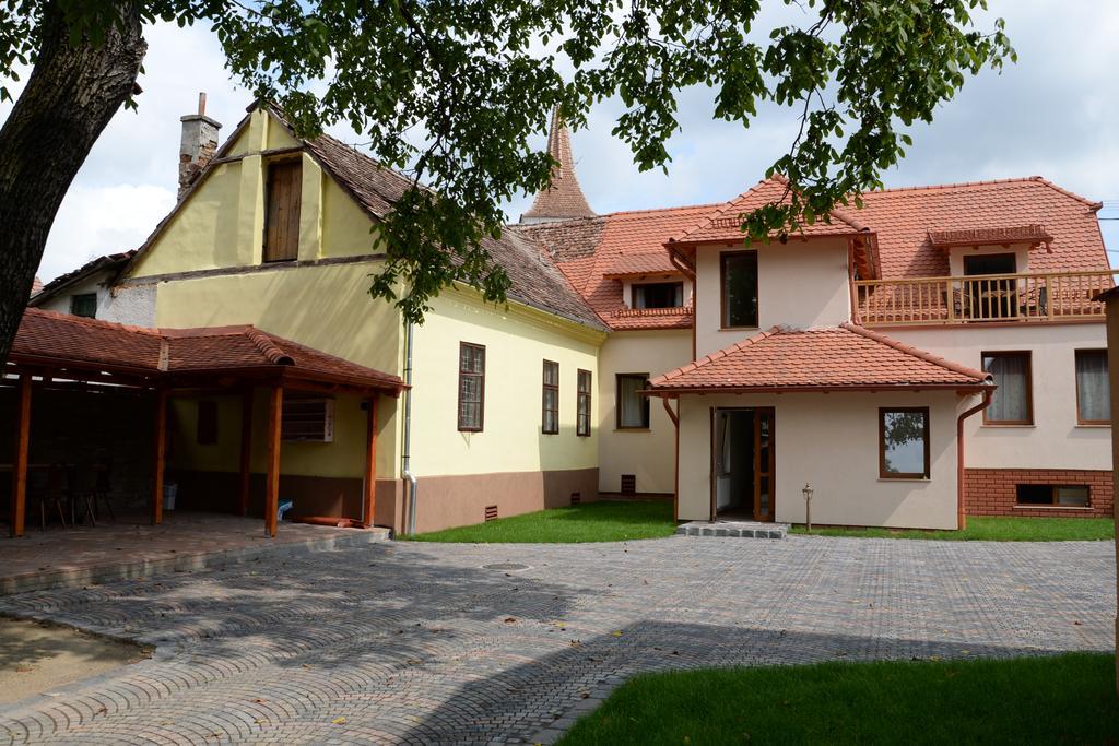 Отель Carolina House Сигишоара Экстерьер фото