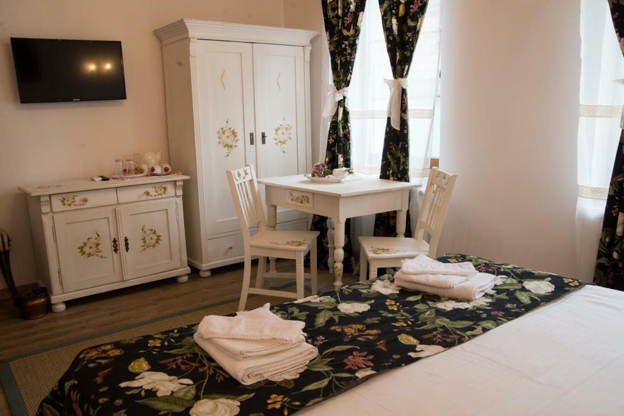 Отель Carolina House Сигишоара Экстерьер фото